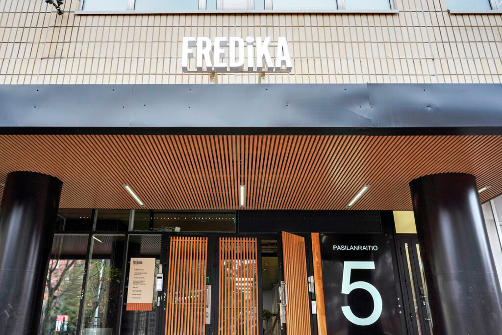 Pasilanraitio 5 sisäänkäynti, jonka yläpuolella kiinteistön nimi Fredika